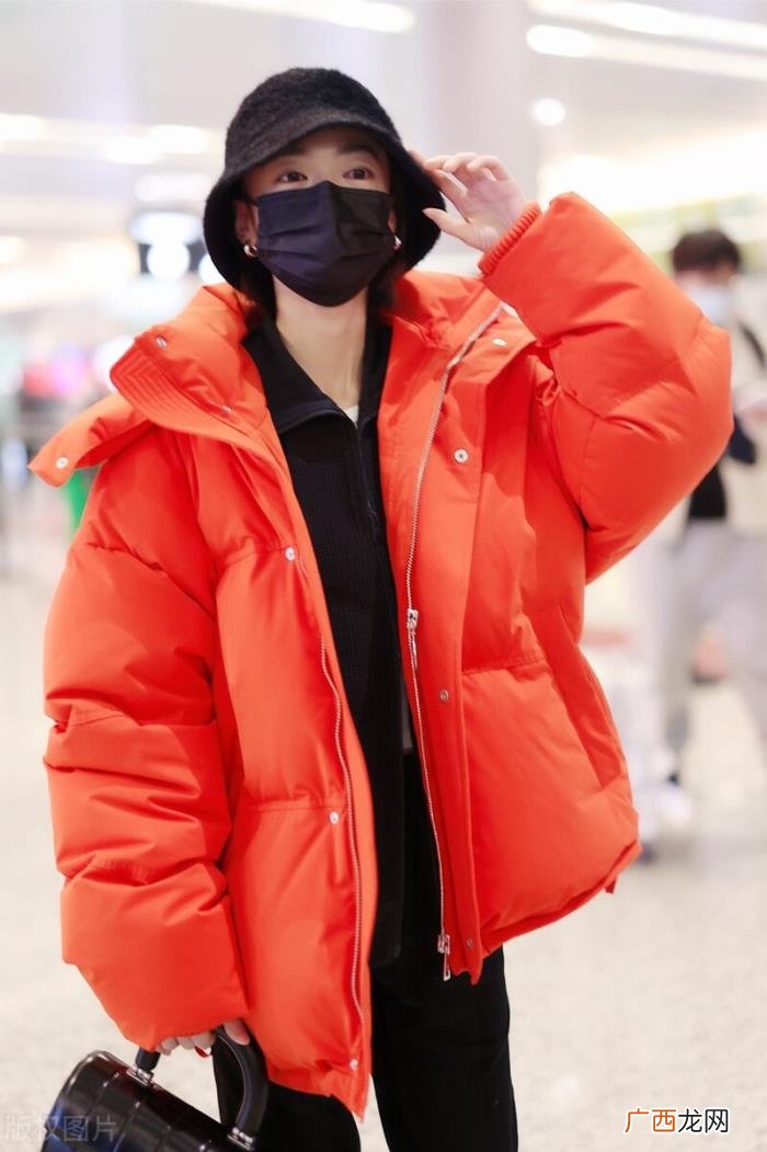 吴谨言穿搭，吴谨言穿橙红色羽绒服搭配休闲卫裤