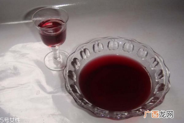女性喝红酒美容，一天喝多少比较好