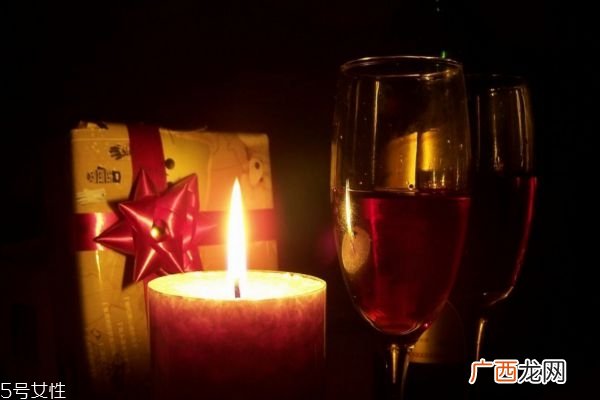 女性喝红酒美容，一天喝多少比较好