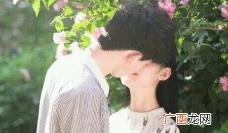女生接吻时手放哪里暴露了她的想法，对照一下看看