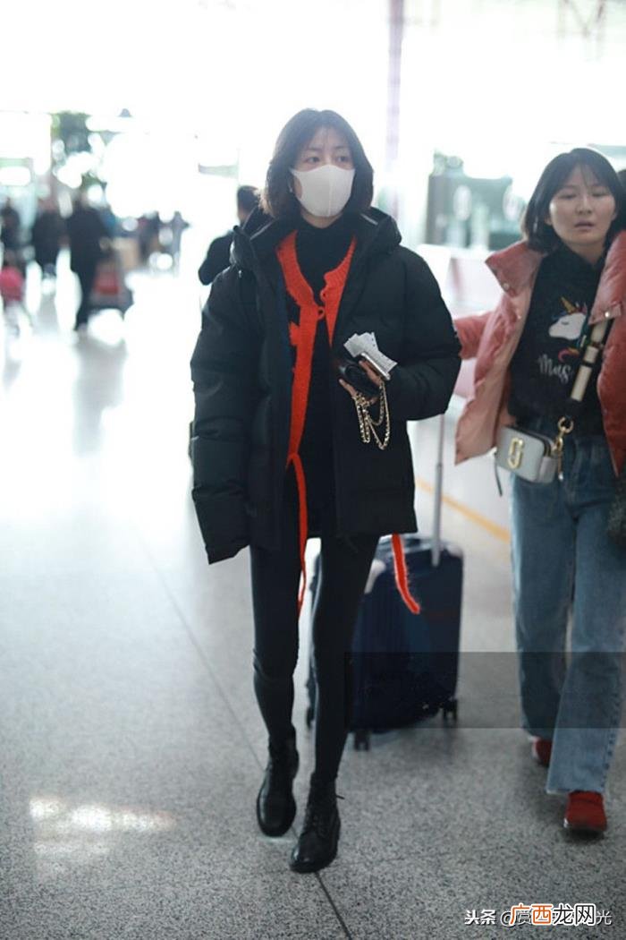 李溪芮穿黑，李溪芮穿黑色羽绒服配黑色长裤现身