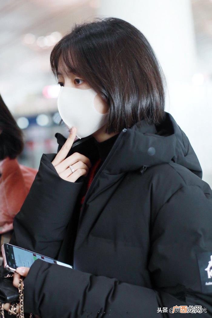 李溪芮穿黑，李溪芮穿黑色羽绒服配黑色长裤现身