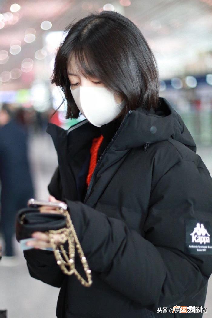 李溪芮穿黑，李溪芮穿黑色羽绒服配黑色长裤现身