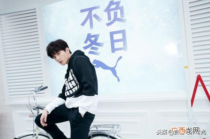 杨洋运动裤，杨洋穿黑白连帽卫衣搭配黑色运动裤现身活动