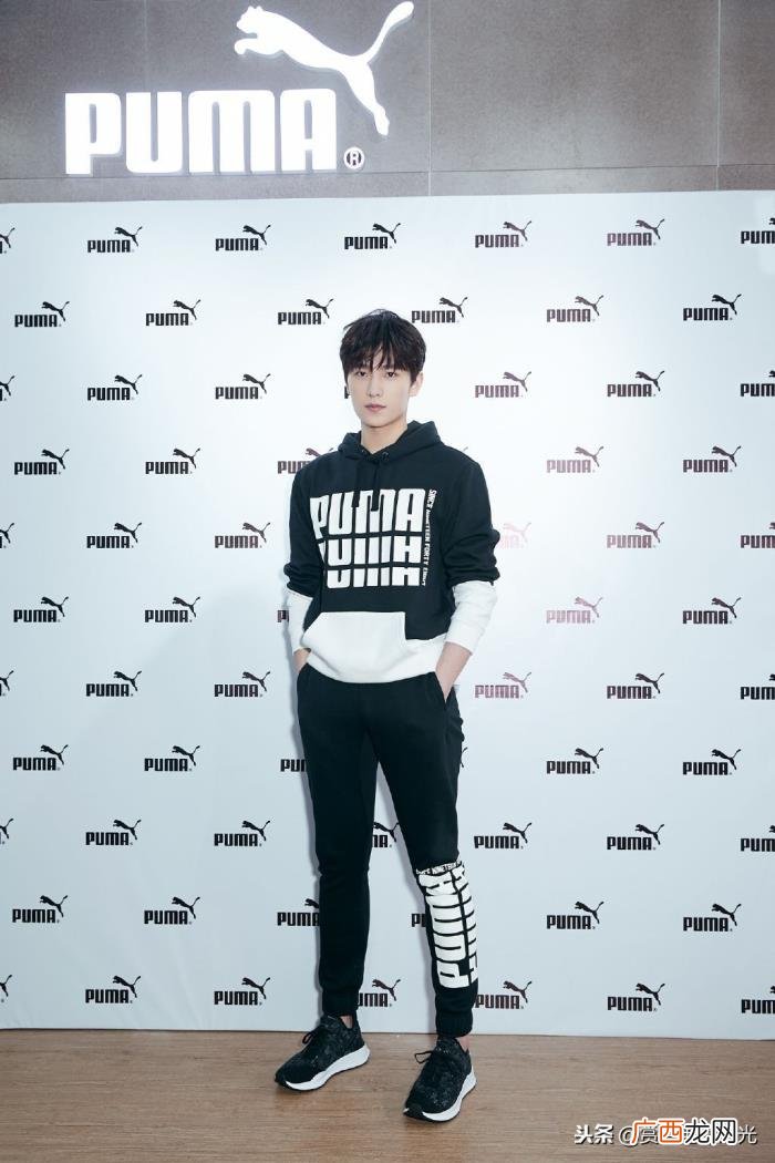 杨洋运动裤，杨洋穿黑白连帽卫衣搭配黑色运动裤现身活动