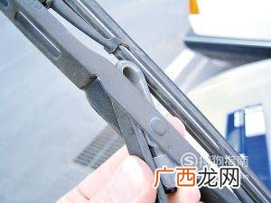 如何拆卸安装汽车雨刮器