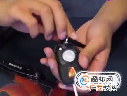 荣威rx5车钥匙没电怎么更换电池