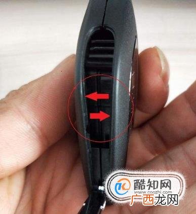荣威rx5车钥匙没电怎么更换电池