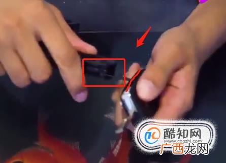 荣威rx5车钥匙没电怎么更换电池