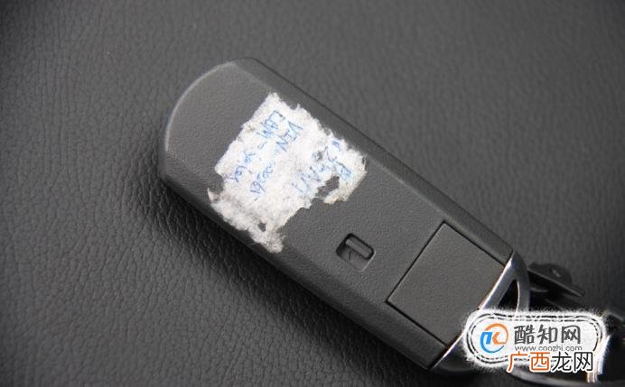 马自达车钥匙怎么换电池 电子遥控器怎么拆
