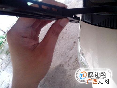 汽车雨刮器拆卸安装方式