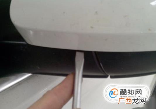 如何更换拆装汽车后视镜镜片