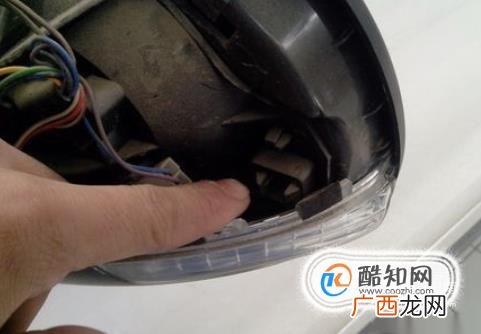 如何更换拆装汽车后视镜镜片