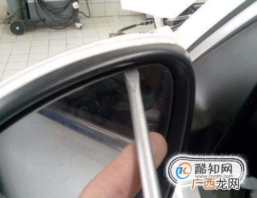 如何更换拆装汽车后视镜镜片