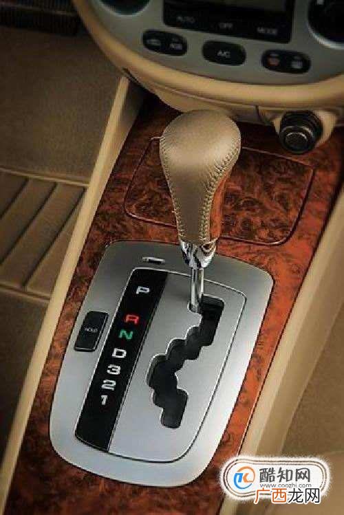 自动挡上坡怎么才能不溜车?