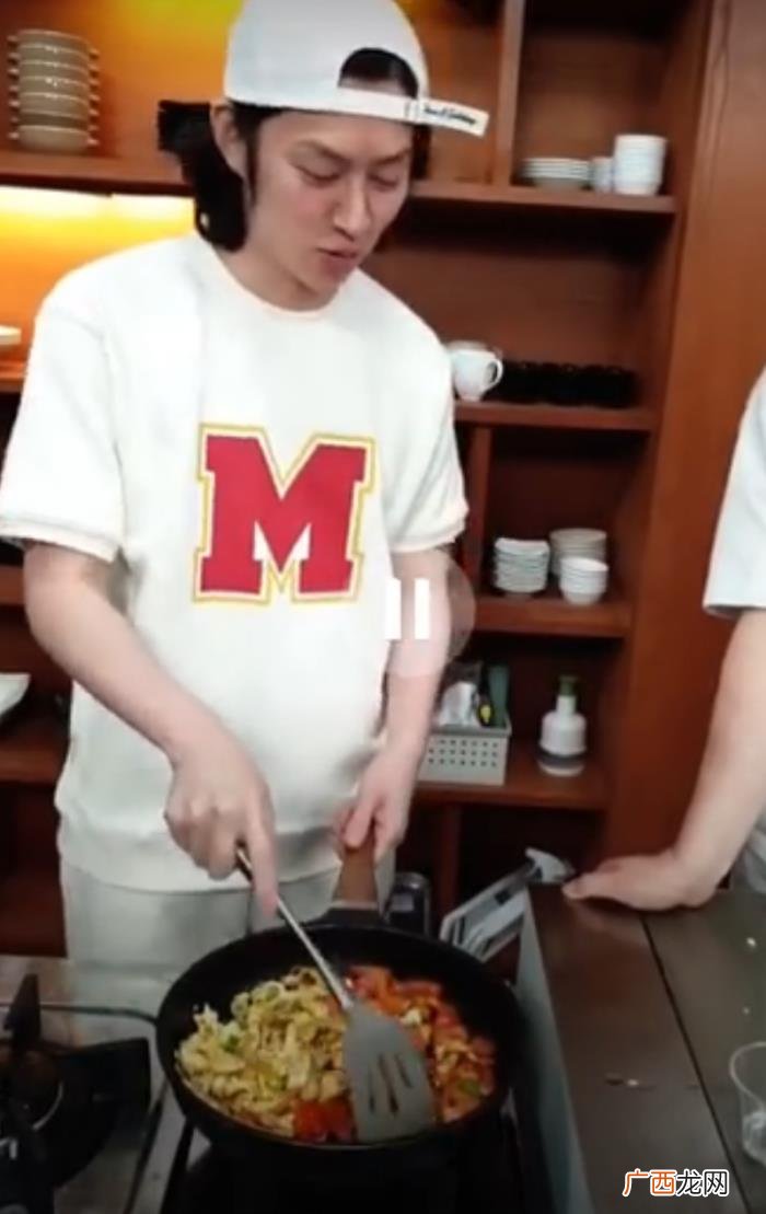 韩庚金希澈，金希澈说韩庚以前经常做炒饭给他吃