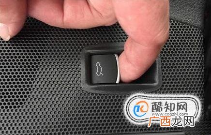 小轿车如何一键打开后备箱