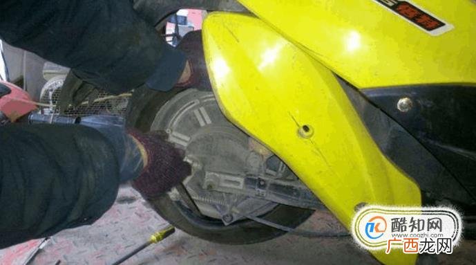 电动自行车更换后轮内外胎过程