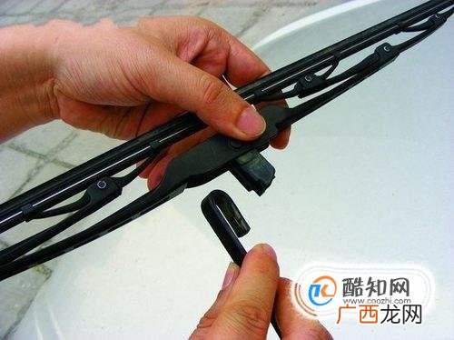怎样更换汽车雨刷器