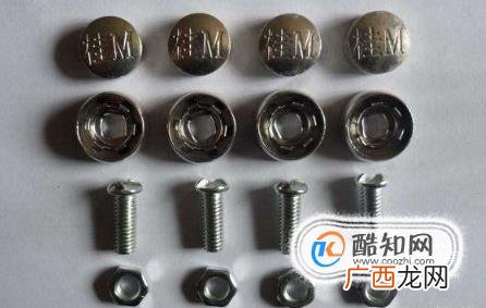 如何使用工具卸下车牌的防盗螺丝
