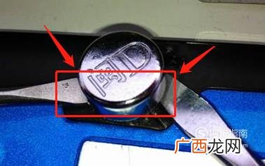如何使用工具卸下车牌的防盗螺丝