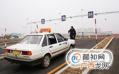 手动挡驾驶坡道起步不熄火技巧