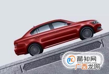 手动挡驾驶坡道起步不熄火技巧