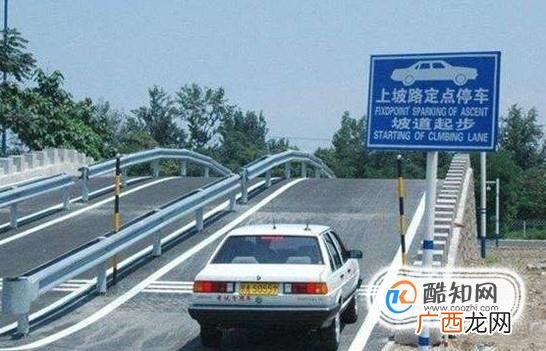 手动挡驾驶坡道起步不熄火技巧