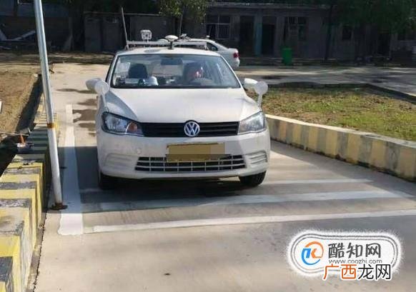 手动挡驾驶坡道起步不熄火技巧