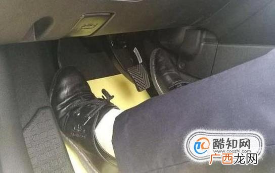 汽车踩离合器技巧