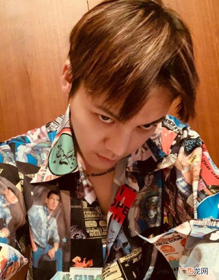 陈伟霆高度，陈伟霆花衬衫配高领打底衫帅出新高度