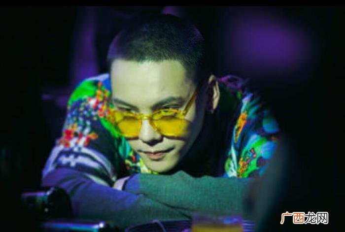 陈伟霆高度，陈伟霆花衬衫配高领打底衫帅出新高度