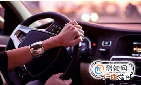 如何快速打方向盘