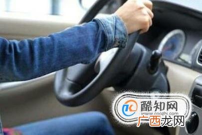 如何快速打方向盘