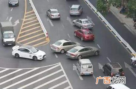 新手开车知道哪里能掉头哪里不能吗？