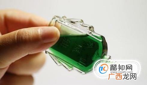 如何去除车挡风玻璃上面粘的各种标识
