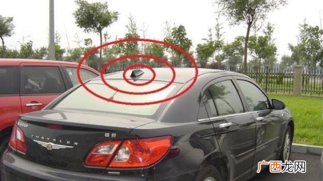 车顶上大多都有个翘起的小尾巴，这是做什么用的？