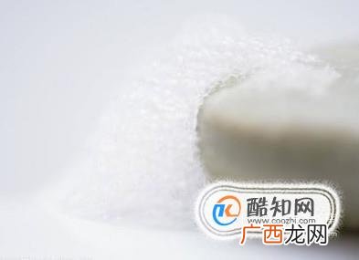如何去除汽车前窗的保险标识！