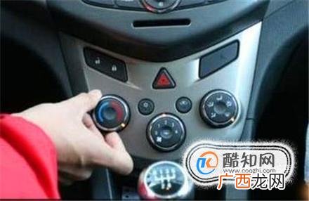 秋冬季汽车玻璃起雾怎么办