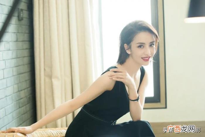 佟丽娅抽烟，为这片杨幂红唇抽烟、佟丽娅拿大刀拍动作戏