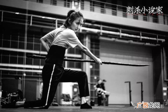 佟丽娅抽烟，为这片杨幂红唇抽烟、佟丽娅拿大刀拍动作戏