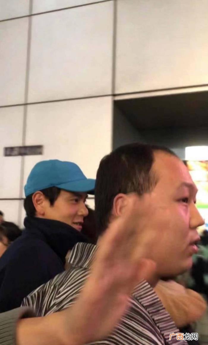 彭于晏被扒,网友爆料日本偶遇彭于晏被其助理推跟头