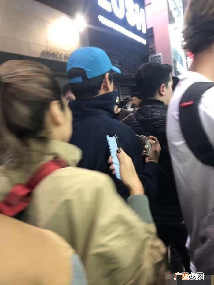 彭于晏被扒,网友爆料日本偶遇彭于晏被其助理推跟头