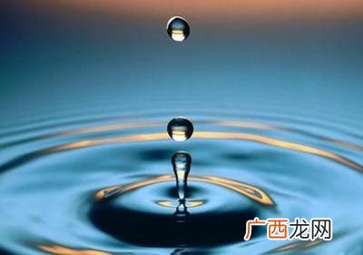 许多车头前有红白蓝三个颜色排列，是什么意思？