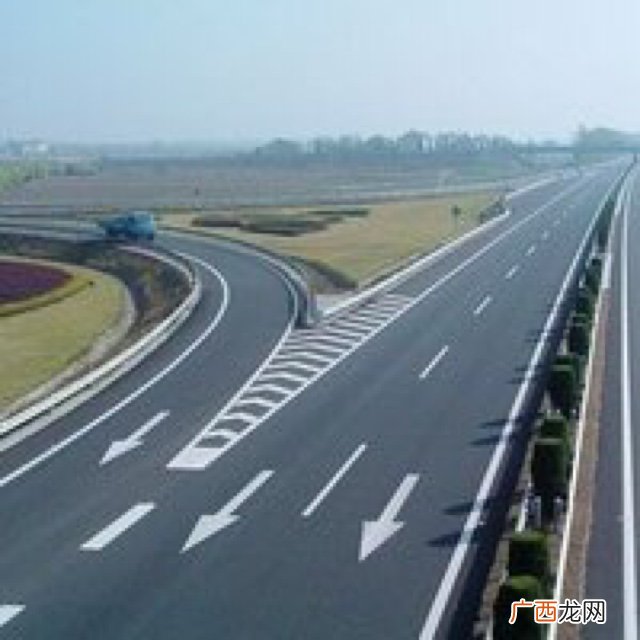 高速路上隧道内禁止超车，那前车车速太慢怎么办？