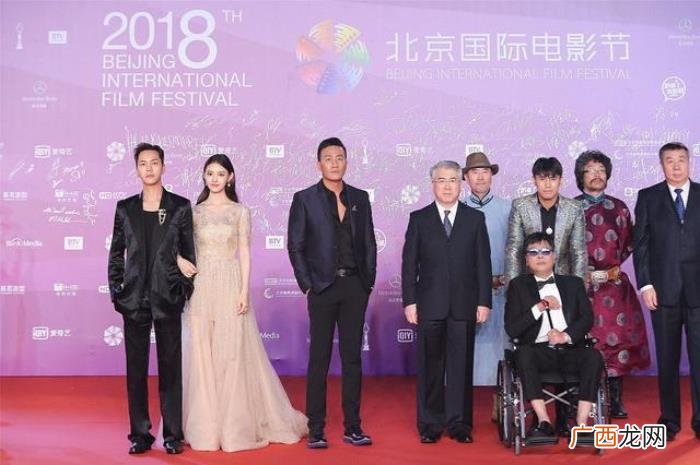 陈伟霆胳膊，林允出席活动挽着陈伟霆的胳膊不放