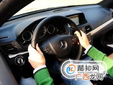 怎么样正确操作汽车方向盘