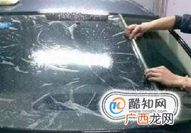 汽车前挡风玻璃膜起波浪怎么去除