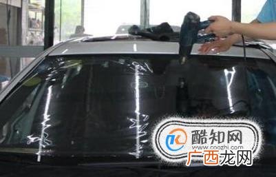 汽车前挡风玻璃膜起波浪怎么去除