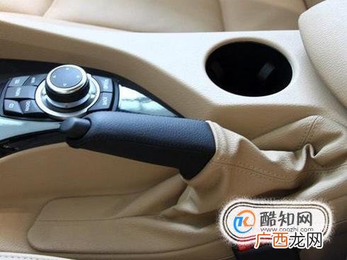 汽车手刹没放下继续开车的危害有哪些？